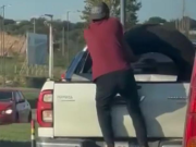 CÓRDOBA: CRECEN LOS ROBOS A AUTOMOVILISTAS EN LA SALIDA DE RUTA 19. UN LADRÓN SE TREPÓ A UNA CAMIONETA PARA ROBAR UN NEUMÁTICO. ¡MIRÁ!