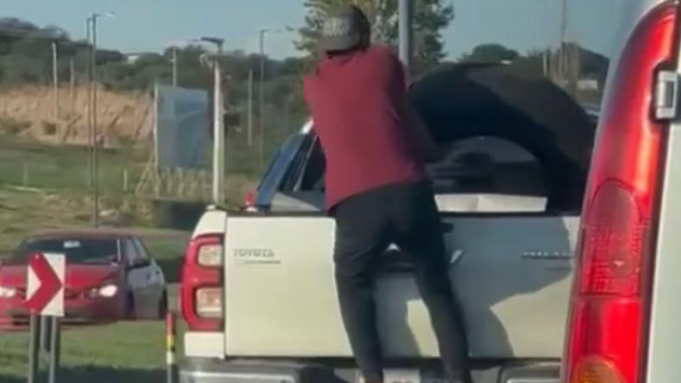 CÓRDOBA: CRECEN LOS ROBOS A AUTOMOVILISTAS EN LA SALIDA DE RUTA 19. UN LADRÓN SE TREPÓ A UNA CAMIONETA PARA ROBAR UN NEUMÁTICO. ¡MIRÁ!