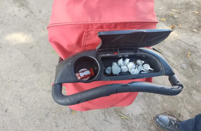 VILLA REVOLL: DETUVIERON A UN JOVEN QUE COMERCIALIZABA DROGAS USANDO EL COCHE DE SU BEBÉ.