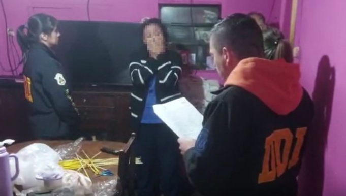UNA TRABAJADORA DE UN HOSPITAL LE SACÓ FOTOS A LAS TARJETAS DE CRÉDITO DE LOS MÉDICOS Y GASTÓ MÁS DE 2 MILLONES DE PESOS.