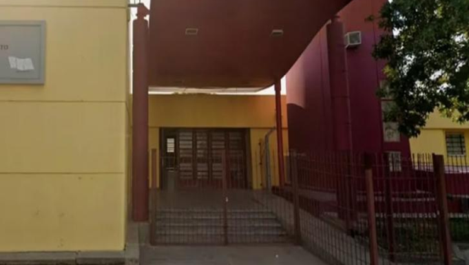 PELIGRO TOTAL: UN ALUMNO LLEVÓ UN ARMA DE FUEGO AL COLEGIO Y LE APUNTÓ EN LA CABEZA A UN COMPAÑERITO. VAN A 3° AÑO DEL SECUNDARIO.