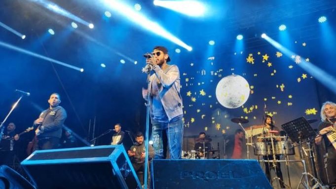 ULISES BUENO SUFRIÓ UNA DESCARGA ACÚSTICA EN EL OÍDO IZQUIERDO Y DEBIÓ ABANDONAR SU SHOW EN MONTE BUEY.
