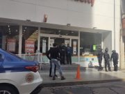 CÓRDOBA: UN JOVEN SE ATRINCHERÓ EN UNA FARMACITY DE AV. COLÓN. TIENE UNA NAVAJA Y AMENZA CON AUTOLESIONARSE. INTERVIENE EL ETER. NO HAY REHENES.