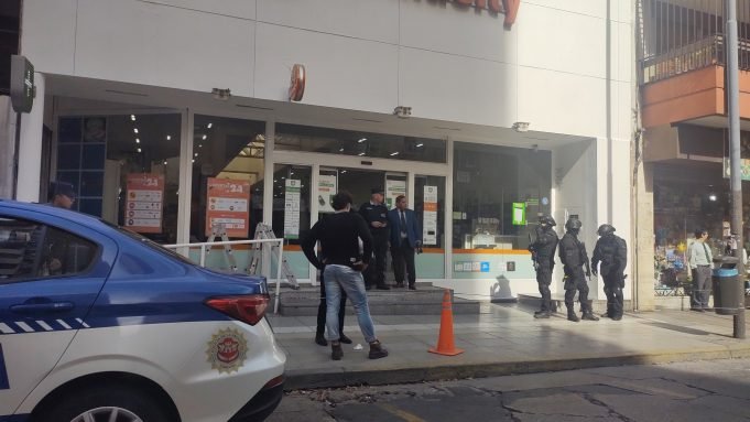 CÓRDOBA: UN JOVEN SE ATRINCHERÓ EN UNA FARMACITY DE AV. COLÓN. TIENE UNA NAVAJA Y AMENZA CON AUTOLESIONARSE. INTERVIENE EL ETER. NO HAY REHENES.