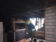 TOTORAL: UN HOMBRE DEJÓ BRASAS VIVAS EN EL ASADOR Y SE LE INCENDIÓ EL TECHO DE MADERA DEL QUINCHO.
