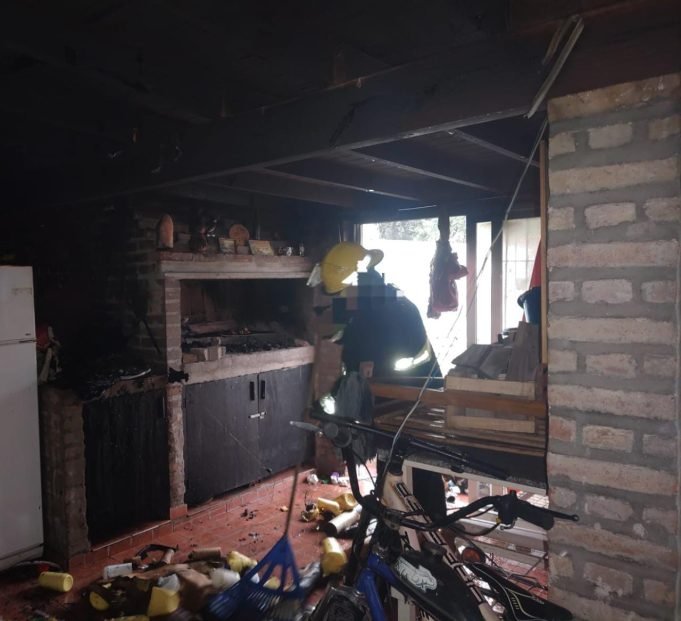 TOTORAL: UN HOMBRE DEJÓ BRASAS VIVAS EN EL ASADOR Y SE LE INCENDIÓ EL TECHO DE MADERA DEL QUINCHO.