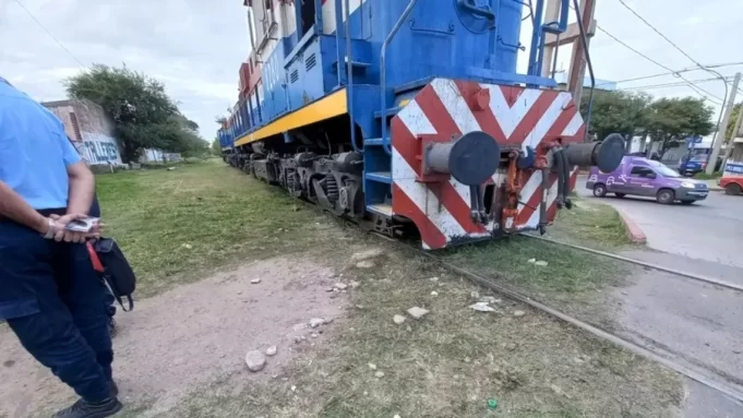 CÓRDOBA: UN HOMBRE DE 74 AÑOS FUE EMBESTIDO POR UN TREN Y ESTÁ VIVO DE MILAGRO.