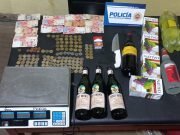 TOTORAL: ROBARON BEBIDAS, DINERO Y UNA BALANZA DE UN COMERCIO. CUANDO VIERON A LA POLICÍA TIRARON TODO Y HUYERON POR LA VERA DEL RÍO.