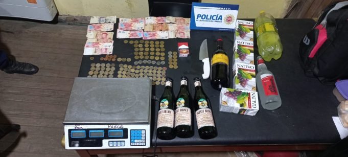 TOTORAL: ROBARON BEBIDAS, DINERO Y UNA BALANZA DE UN COMERCIO. CUANDO VIERON A LA POLICÍA TIRARON TODO Y HUYERON POR LA VERA DEL RÍO.