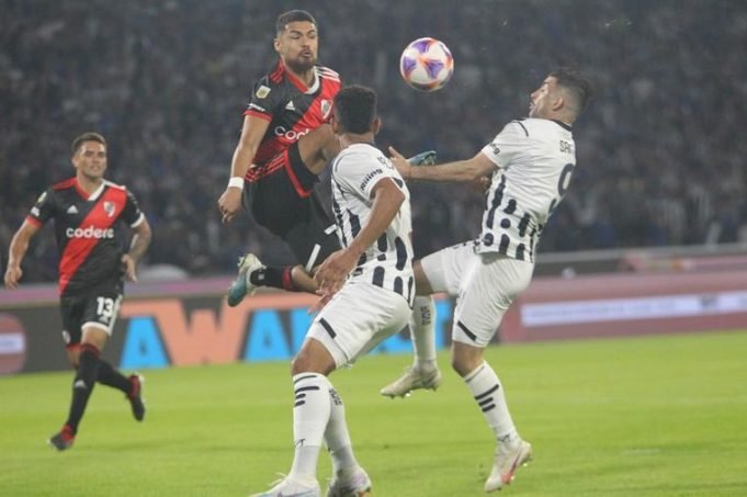 TALLERES LE GANÓ A RIVER 2 A 1 CON UN KEMPES REPLETO.