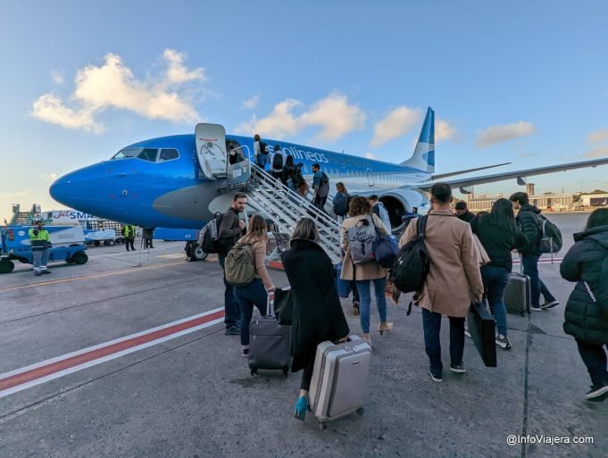 SOLO EN ARGENTINA: UN LADRÓN LE ROBÓ A DOS AZAFATAS EN UN AVIÓN DE AEROLÍNEAS.