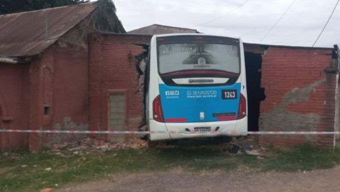 CÓRDOBA: UN URBANO SE INCRUSTÓ EN EL LIVING DE UN DOMICILIO EN ARMADA ARGENTINA. FELIZMENTE SOLO SE REGISTRARON DAÑOS MATERIALES.