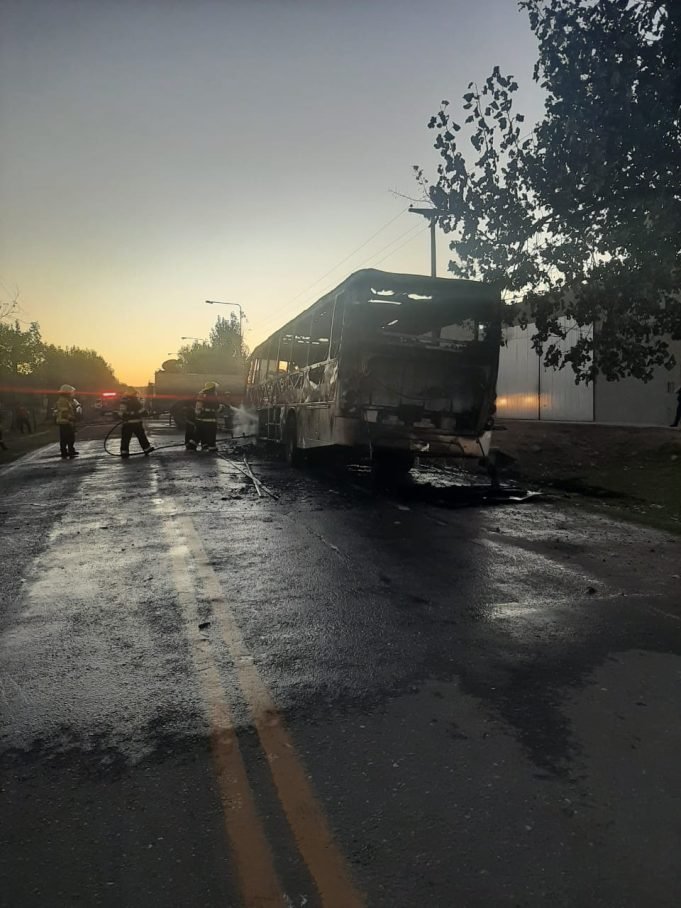 SAN JOSÉ DE LA DORMIDA: SE INCENDIÓ UNA UNIDAD DE FONO BUS. FELIZMENTE NO HUBO QUE LAMENTAR VÍCTIMAS. SÓLO PÉRDIDAS MATERIALES.