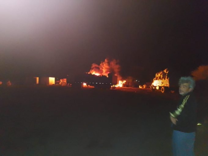 COLONIA CAROYA: SE INCENDIÓ UN PREDIO DESTINADO AL RECICLAJE DE ENVASES PLÁSTICOS.