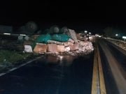 RÍO SECO: VOLCÓ UN CAMIÓN QUE TRANSPORTABA BACHAS DE COCINA. SUCEDIÓ A LA ALTURA DEL PUENTE LOS TÁRTAGOS EN RUTA Nn°9 KM 843.