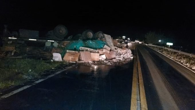 RÍO SECO: VOLCÓ UN CAMIÓN QUE TRANSPORTABA BACHAS DE COCINA. SUCEDIÓ A LA ALTURA DEL PUENTE LOS TÁRTAGOS EN RUTA Nn°9 KM 843.