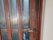 RIO SECO: DELINCUENTES QUEMARON EL POLICARBONATO DE UNA PUERTA PARA PODER INGRESAR A ROBAR DINERO EN UNA CASA.