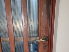 RIO SECO: DELINCUENTES QUEMARON EL POLICARBONATO DE UNA PUERTA PARA PODER INGRESAR A ROBAR DINERO EN UNA CASA.