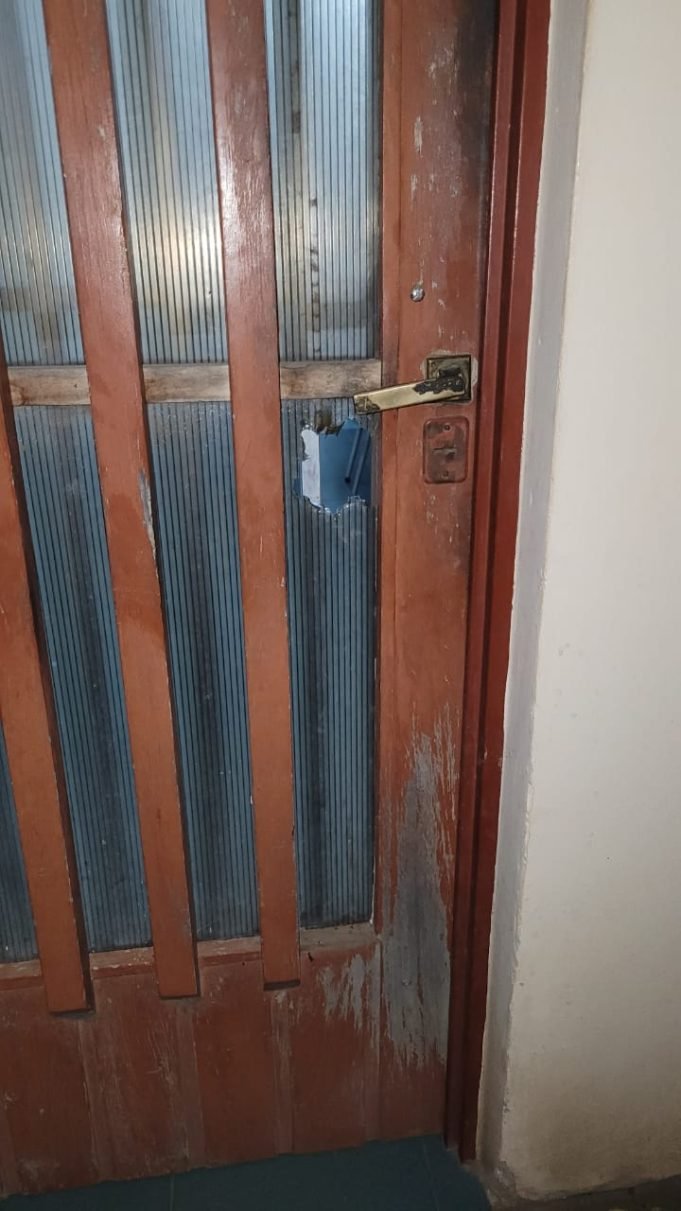 RIO SECO: DELINCUENTES QUEMARON EL POLICARBONATO DE UNA PUERTA PARA PODER INGRESAR A ROBAR DINERO EN UNA CASA.