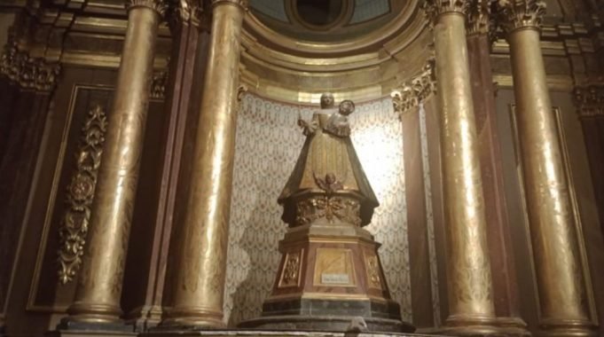 HALLARON EN B° SAN VICENTE LA CORONA DE LA VIRGEN QUE FUE HURTADA EN LA CATEDRAL DE CÓROBA. HAY UN DETENIDO Y UN COLECCIONISTA IMPUTADO.