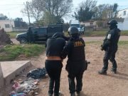 LA CARLOTA: UNA MUJER GUARDABA COCAÍNA EN LA HELADERA Y OTRA SALÍA A VENDER DROGAS EN LA MOTO CON SU BEBÉ DE UN AÑO. AMBAS RESULTARON DETENIDAS.