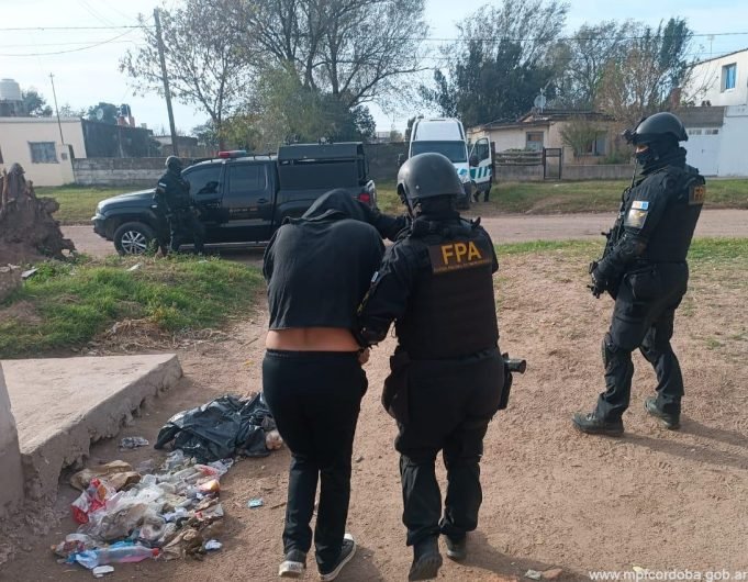 LA CARLOTA: UNA MUJER GUARDABA COCAÍNA EN LA HELADERA Y OTRA SALÍA A VENDER DROGAS EN LA MOTO CON SU BEBÉ DE UN AÑO. AMBAS RESULTARON DETENIDAS.