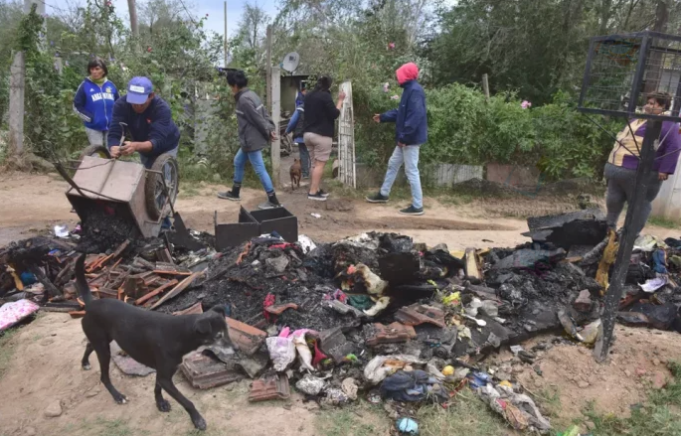 INSÓLITO: EN MEDIO DE UN INCENDIO DE UNA VIVIENDA EN CÓRDOBA, UN VECINO SACÓ SU TELÉFONO PARA PEDIR AYUDA Y UN LADRÓN SE LO ROBÓ DE LAS MANOS.