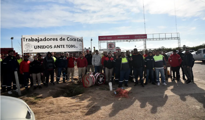 CÓRDOBA: QUEDARON EN SUSPENSO LOS 51 DESPIDOS QUE ANUNCIÓ COCA – COLA. EL GOBIERNO DICTÓ CONCILIACIÓN OBLIGATORIA.