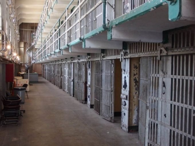 Presa va a juicio por violación de otras detenidas.