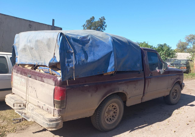 SAN JOSÉ DE LA DORMIDA: UN SANTIAGUEÑO TRASLADABA 200 BOLSAS DE CARBÓN EN UNA FORD SIN DOCUMENTACIÓN. INTERVINO PERSONAL POLICIAL.