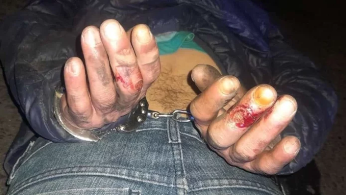 PASA EN REDES: UN LADRÓN INTENTABA ROBAR UNA RUEDA PERO SUS DEDOS QUEDARON ATRAPADOS Y TUVO QUE PEDIR AUXILIO. “AYUDAME MAESTRO” ¡MIRÁ!