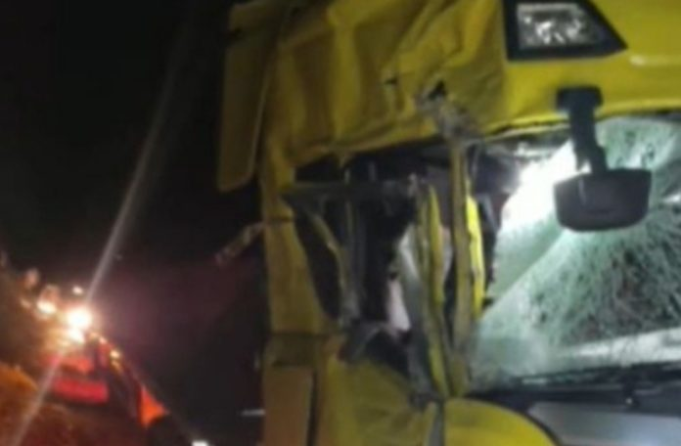 CHOQUE EN LAS ALTAS CUMBRES: UN CAMIONERO DESPISTÓ Y CHOCÓ CONTRA UNA MONTAÑA.