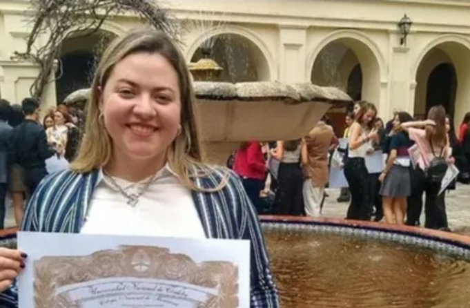 CASO ALTA CÓRDOBA: MILAGROS LA JOVEN ASESINADA POR SU PADRE AL DEFENDER A SU MADRE, TENIA 23 AÑOS ERA PRECEPTORA Y ESTUDIANTE DE DERECHO.
