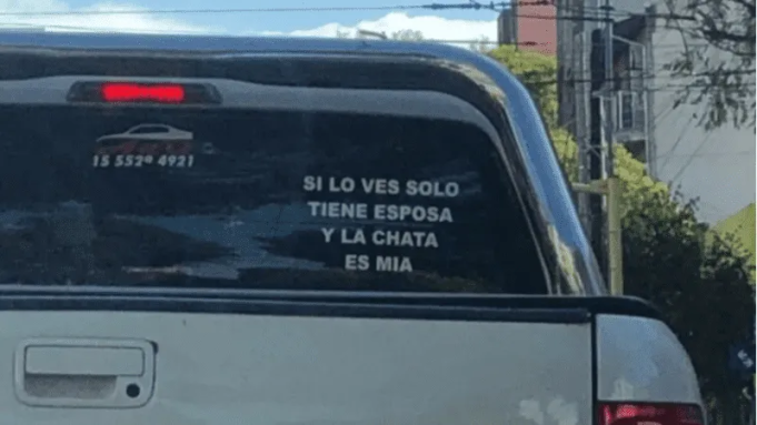 LA MENOS “TOXI”: UNA CORDOBESA PEGÓ UNA CALCO EN LA CAMIONETA QUE USA SU ESPOSO PARA ESPANTARLE POSIBLES MUJERES INTERESADAS. ¡SE VOLVIÓ VIRAL!