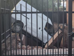 UNA CAMIONETA SE INCRUSTÓ EN EL PATIO DE UN JARDÍN DE INFANTES LUEGO DE CHOCAR CON UN AUTO. ¡DE MILAGRO NO HABÍA NINGÚN NIÑO AFUERA!