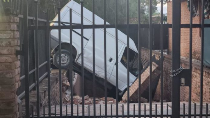UNA CAMIONETA SE INCRUSTÓ EN EL PATIO DE UN JARDÍN DE INFANTES LUEGO DE CHOCAR CON UN AUTO. ¡DE MILAGRO NO HABÍA NINGÚN NIÑO AFUERA!