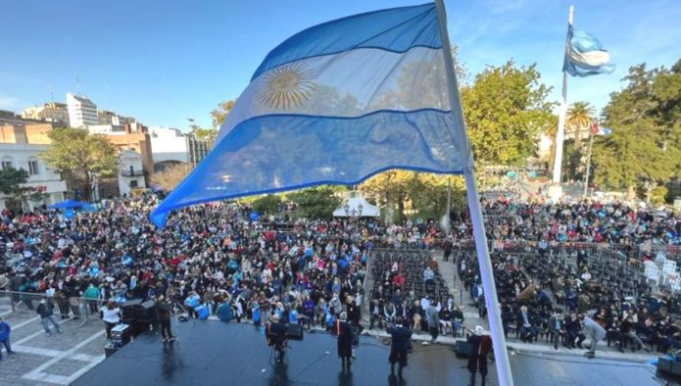ESTE MIÉRCOLES 24 HABRÁ UNA GRAN FIESTA PATRIA EN LA EXPLANADA DEL CABILDO DE CÓRDOBA.