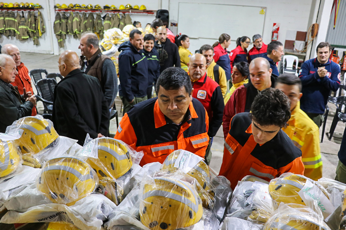 ENTREGARON EQUIPOS FORESTALES A CUARTELES DE BOMBEROS. VILLA TULUMBA, LA DORMIDA, SOTO, CRUZ DEL EJE Y TOTORAL ALGUNOS DE LOS BENEFICIADOS.