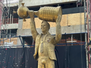 PASA EN REDES: LA POLÉMICA Y ABULTADA ESTATUA DEL “MUÑECO” GALLARDO.