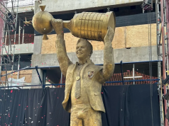 PASA EN REDES: LA POLÉMICA Y ABULTADA ESTATUA DEL “MUÑECO” GALLARDO.