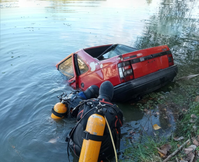 NO ERA EL DE VILMA PALMA: UN AUTO ROJO CAYÓ EN EL LAGO SAN ROQUE.