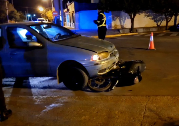 DEÁN FUNES – B° BELGRANO: SE REGISTRÓ UN ACCIDENTE DE TRÁNSITO ENTRE UN PALIO Y UNA MOTO EN LA ESQUINA DE MORENO Y AV. HIPÓLITO YRIGOYEN.