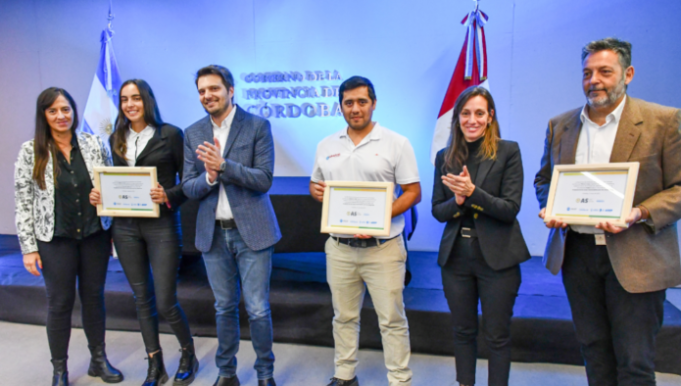 AMBIENTE ORGANIZÓ LA 1° JORNADA SOBRE HUELLA DE CARBONO. ENTRE LOS ASISTENTENTES ESTUVO EL INGENIERO INDUSTRIAL ROLANDO QUINTEROS ORIUNDO DE DEÁN FUNES.