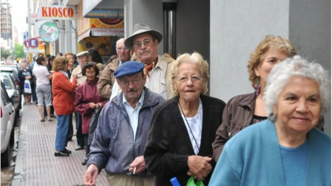 PAMI ANUNCIÓ UN PAGO EXTRAORDINARIO DE 10.000 PESOS PARA JUBILADOS Y PENSIONADOS. ES PARA ADULTOS MAYORES DE 80 AÑOS QUE COBREN EL HABER MÍNIMO.