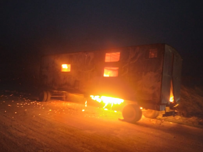 UNA CASILLA RODANTE SE PRENDIÓ FUEGO EN RUTA P32 A 3KM DE LA LOCALIDAD EUFRASIO LOZA EN DPTO. RÍO SECO.