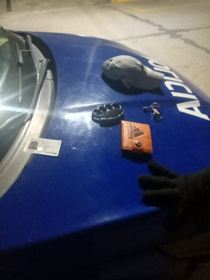 JESÚS MARÍA: APREHENDIERON A UN HOMBRE QUE MERODEABA Y MIRABA EL INTERIOR DE LOS VEHÍCULOS. AL PLAPARLO LE HALLARON UNA MANOPLA DE PUÑO.