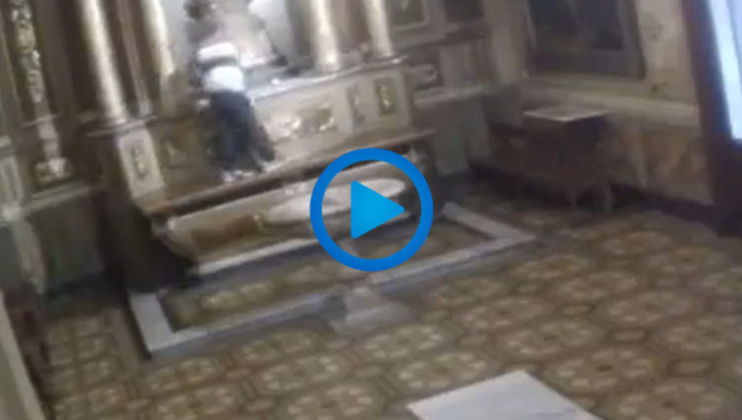 ASÍ SE ROBÓ EL LADRÓN LA CORONA DE LA VIRGEN EN LA CATEDRAL DE CÓRDOBA ¡MIRÁ COMO TREPÓ PARA SACARLA!