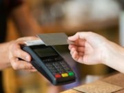 COLONIA CAROYA: APREHENDIERON A UNA MUJER DE 37 AÑOS QUE REALIZABA COMPRAS CON UNA TARJETA ROBADA.