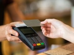 COLONIA CAROYA: APREHENDIERON A UNA MUJER DE 37 AÑOS QUE REALIZABA COMPRAS CON UNA TARJETA ROBADA.