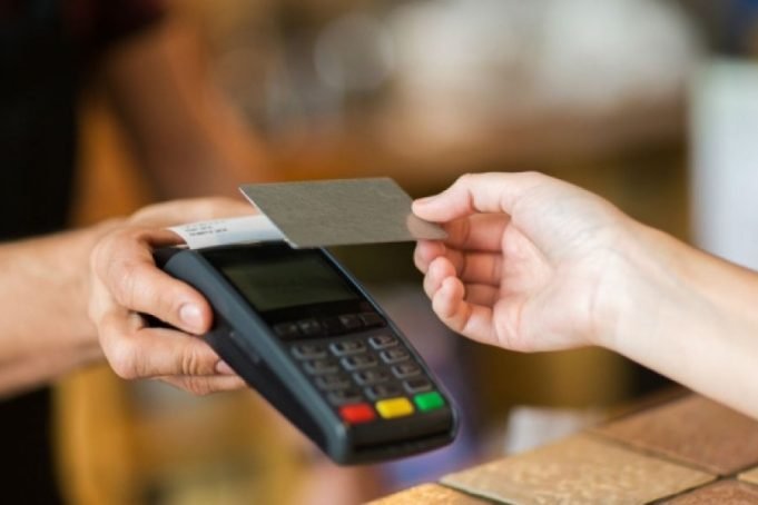 COLONIA CAROYA: APREHENDIERON A UNA MUJER DE 37 AÑOS QUE REALIZABA COMPRAS CON UNA TARJETA ROBADA.